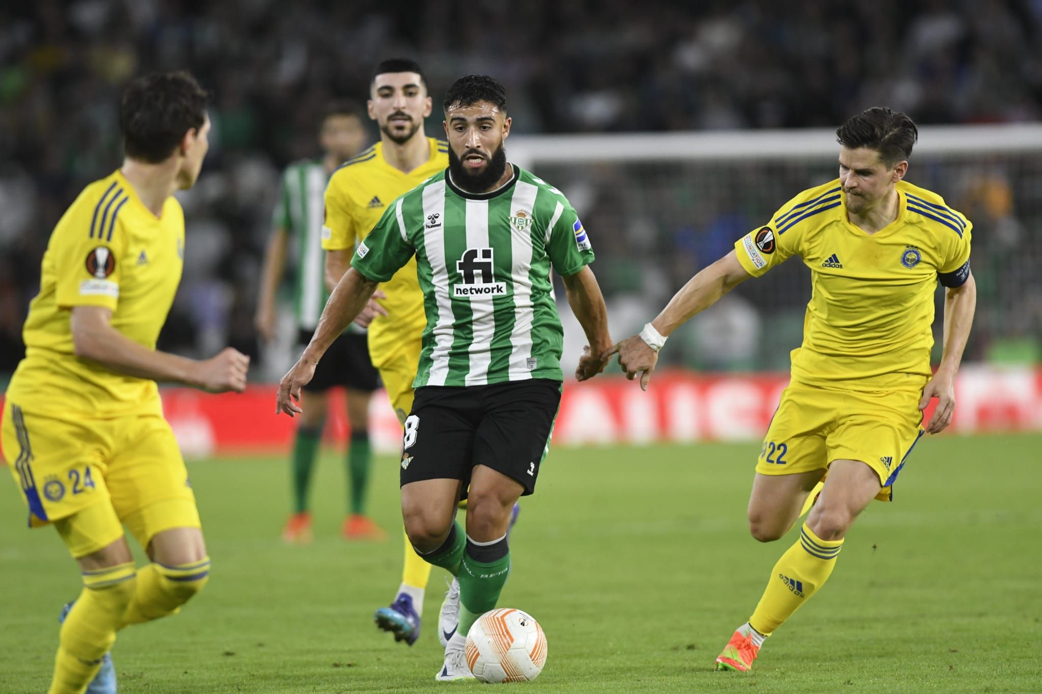 Nabil Fekir con la pelota