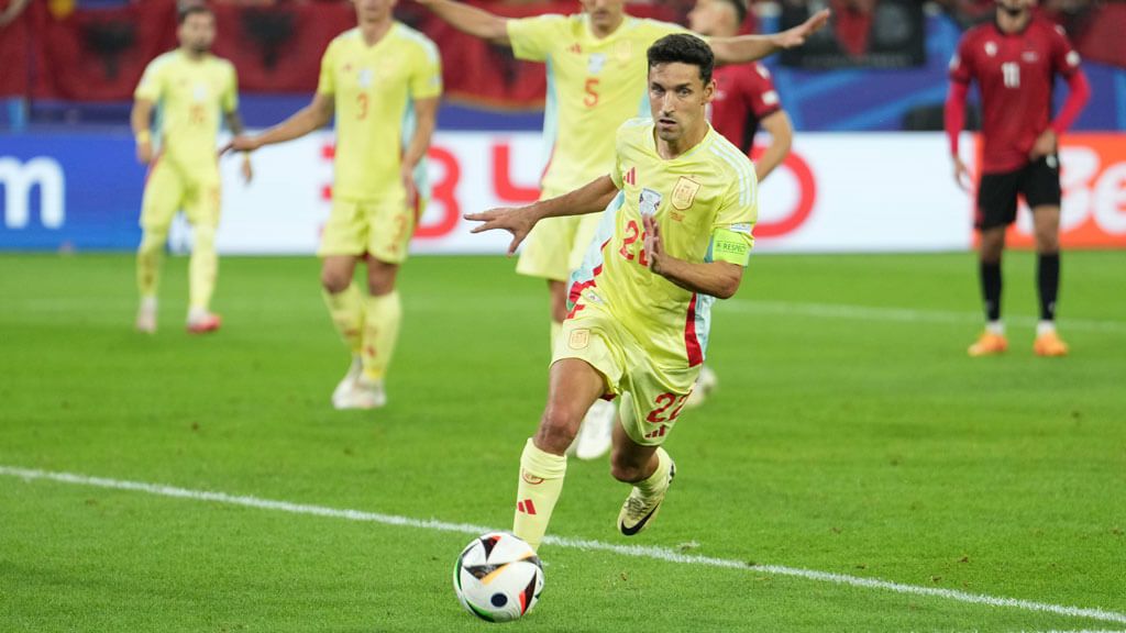  Jesús Navas persigue un balón en el tercer partido de la fase de grupos ante Albania
