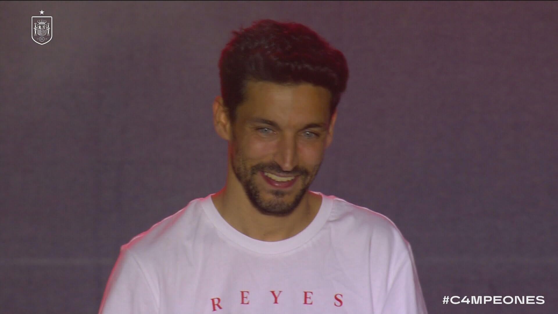 La presentación de Jesús Navas en Cibeles: el veterano que han presentado en volandas