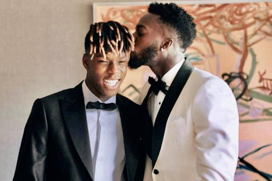  Iñaki Williams besa a su hermano, Nico Williams, por su cumpleaños.