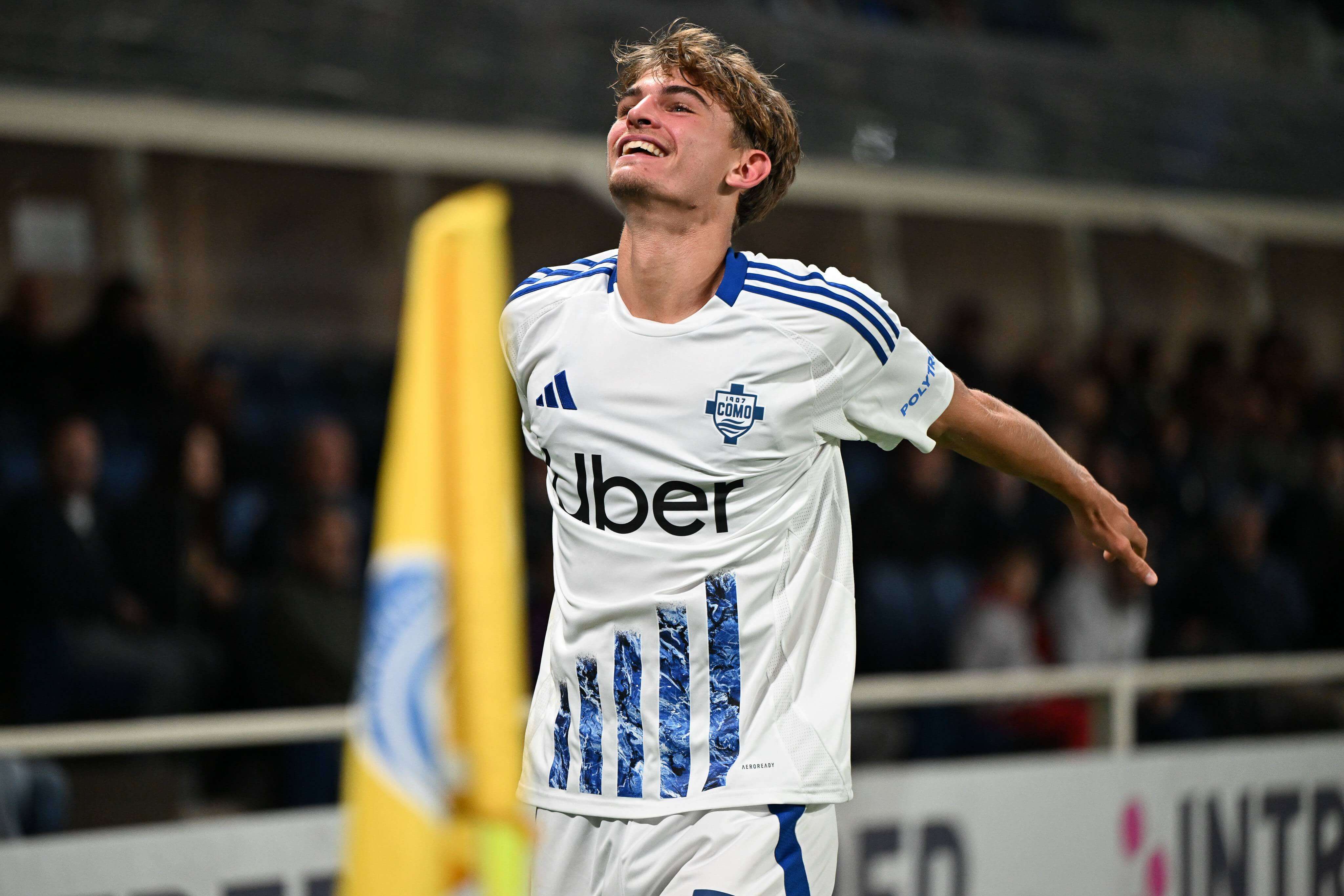  Nico Paz celebra una victoria del Como.