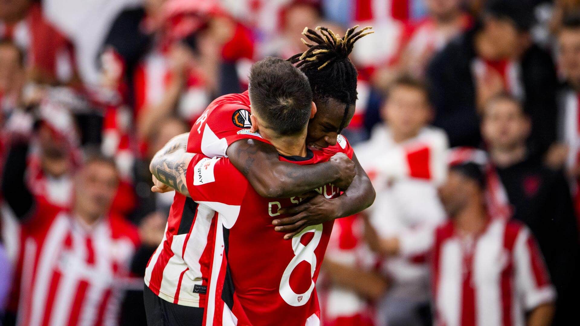 Nico Williams y Sancet se abrazan tras marcar ante el AZ en San Mamés.