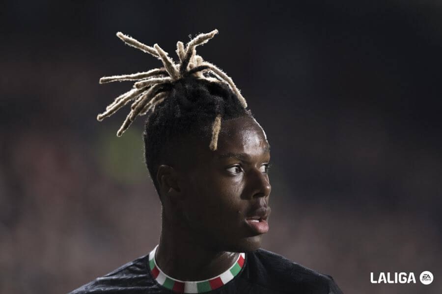  Nico Williams, con la camiseta de la cuarta equipación, ante el Rayo en Vallecas.