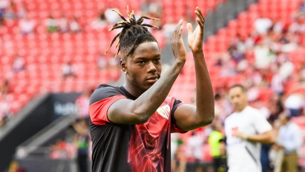  Nico Williams aplaudiendo a la afición en San Mamés