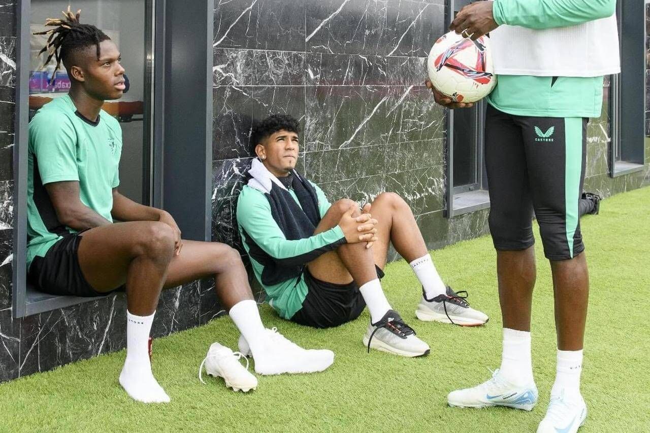  El extremo internacional Nico Williams, de regreso en Lezama, con Adu Ares e Iñaki Williams.