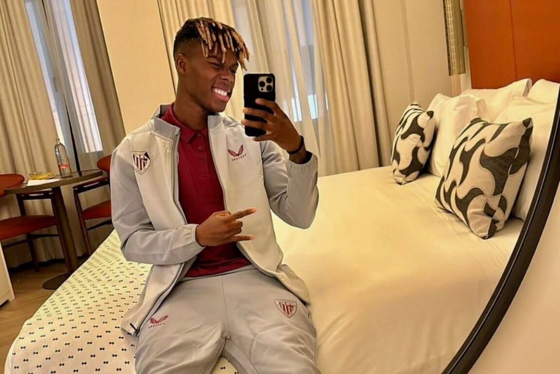 El jugador del Athletic Club Nico Williams, de postureo juvenil en un hotel de concentración.
