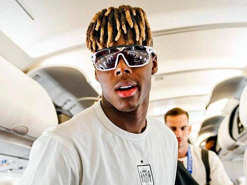  El jugador del Athletic Nico Williams en el avión de regreso de la Eurocopa.