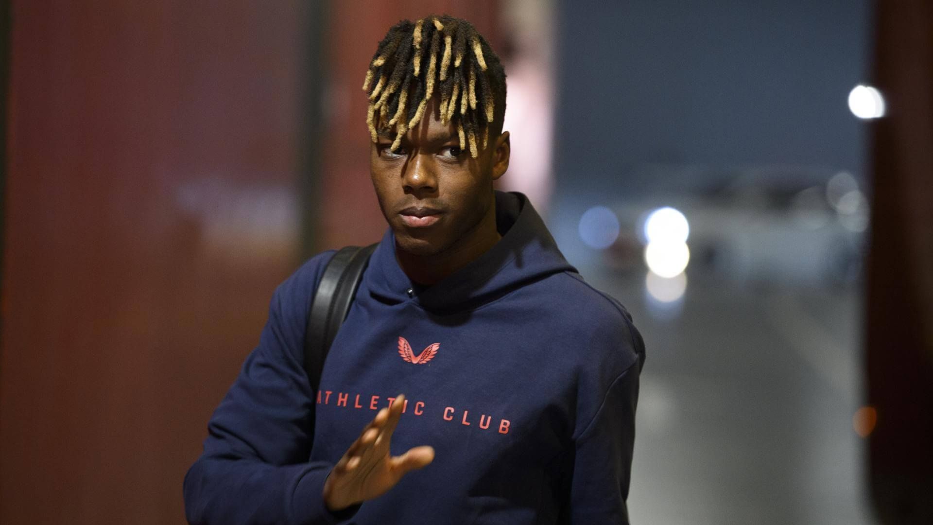  Nico Williams baja del autobús para jugar contra el Sevilla FC en San Mamés.