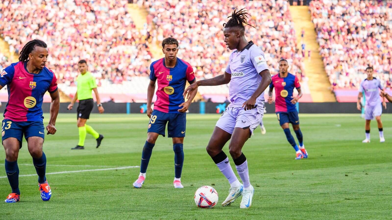 El extremo Nico Williams la juega en el partido ante el Barça en el Olímpico de Montjuic.