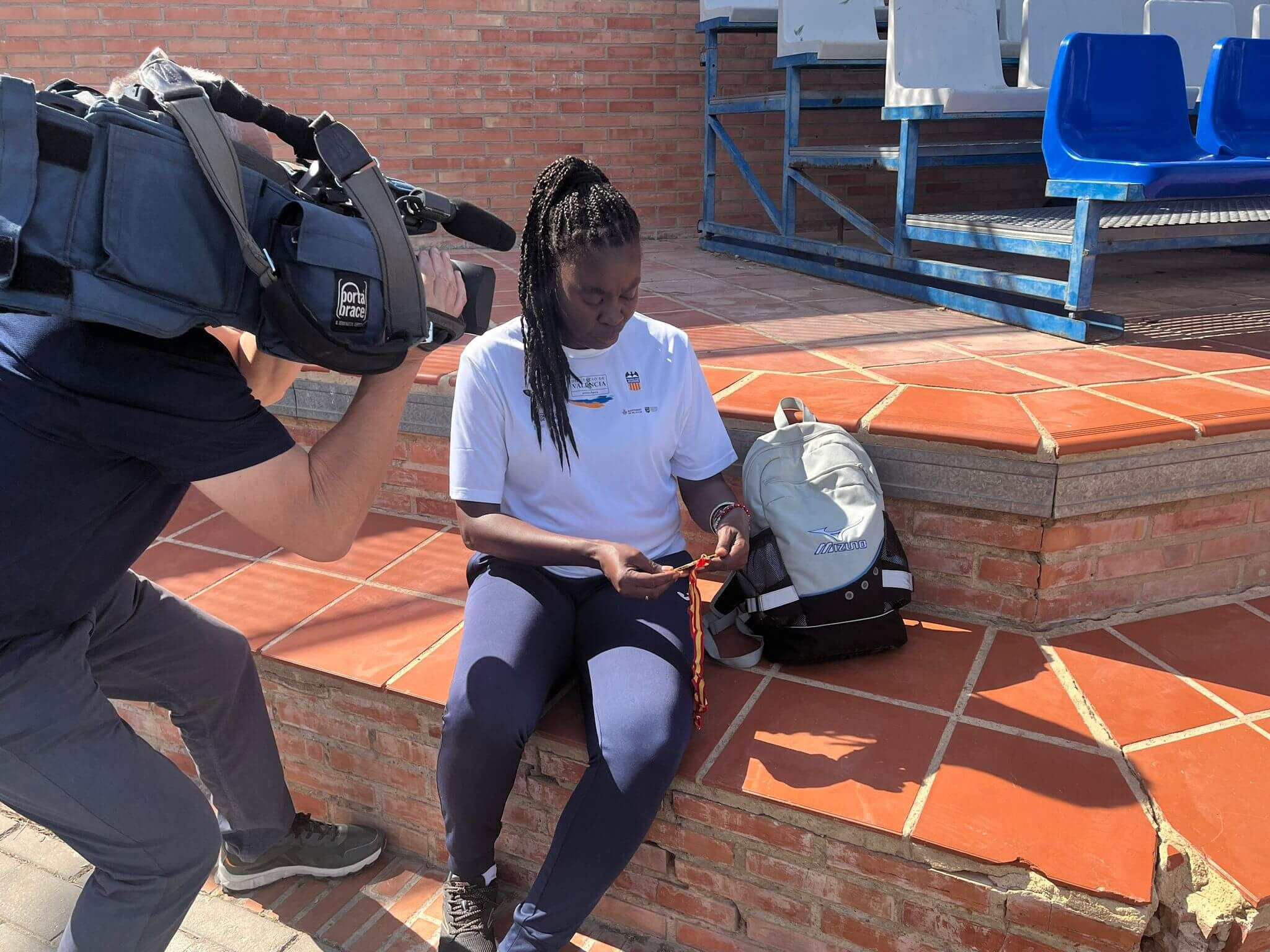 Niurka Montalvo muestra su medalla a nuestro compañero Rafa Carriò