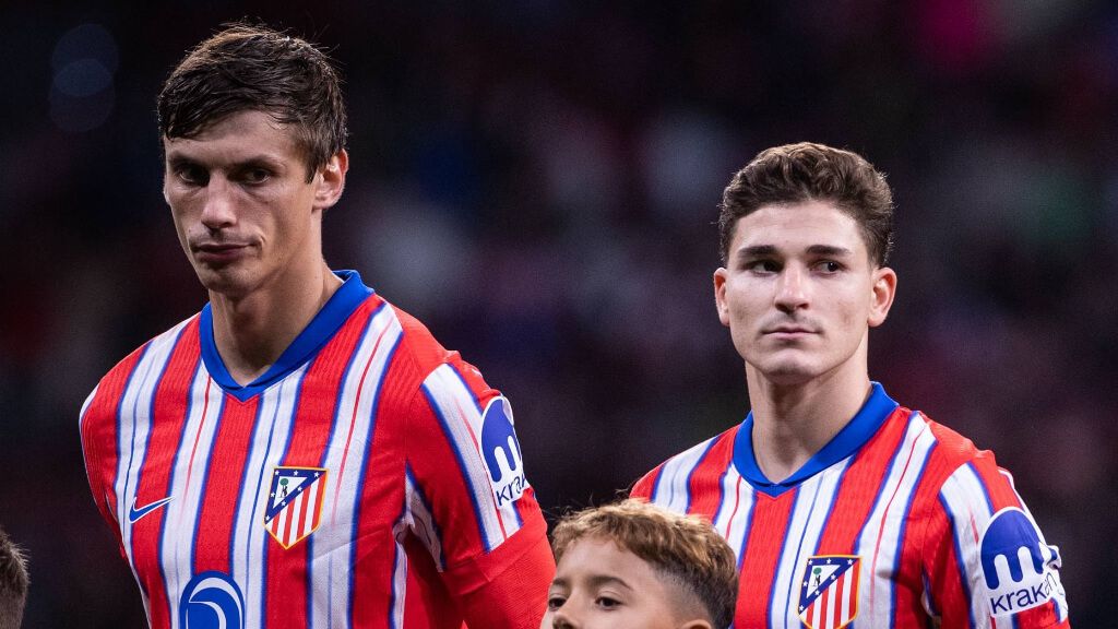  Robin Le Normand y Julián Álvarez antes de un partido del Atlético de Madrid (Cordon Press)