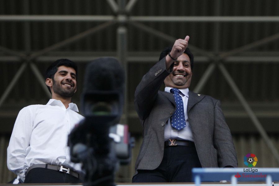 Abdullah Al-Thani y su hijo Nasser, en el palco de La Rosaleda.