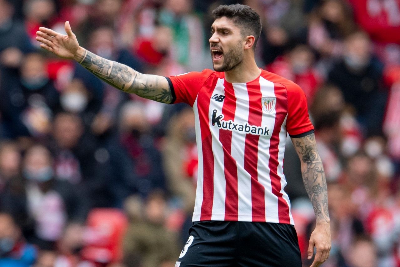 El central Unai Nuñez, en un choque ante el Elche CF en San Mamés durante su etapa como león.