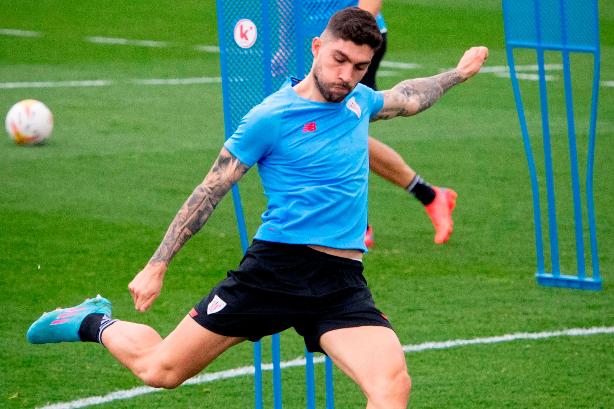 El central Unai Núñez dispara a puerta en un entrenamiento en Lezama de hace 3 temporadas.