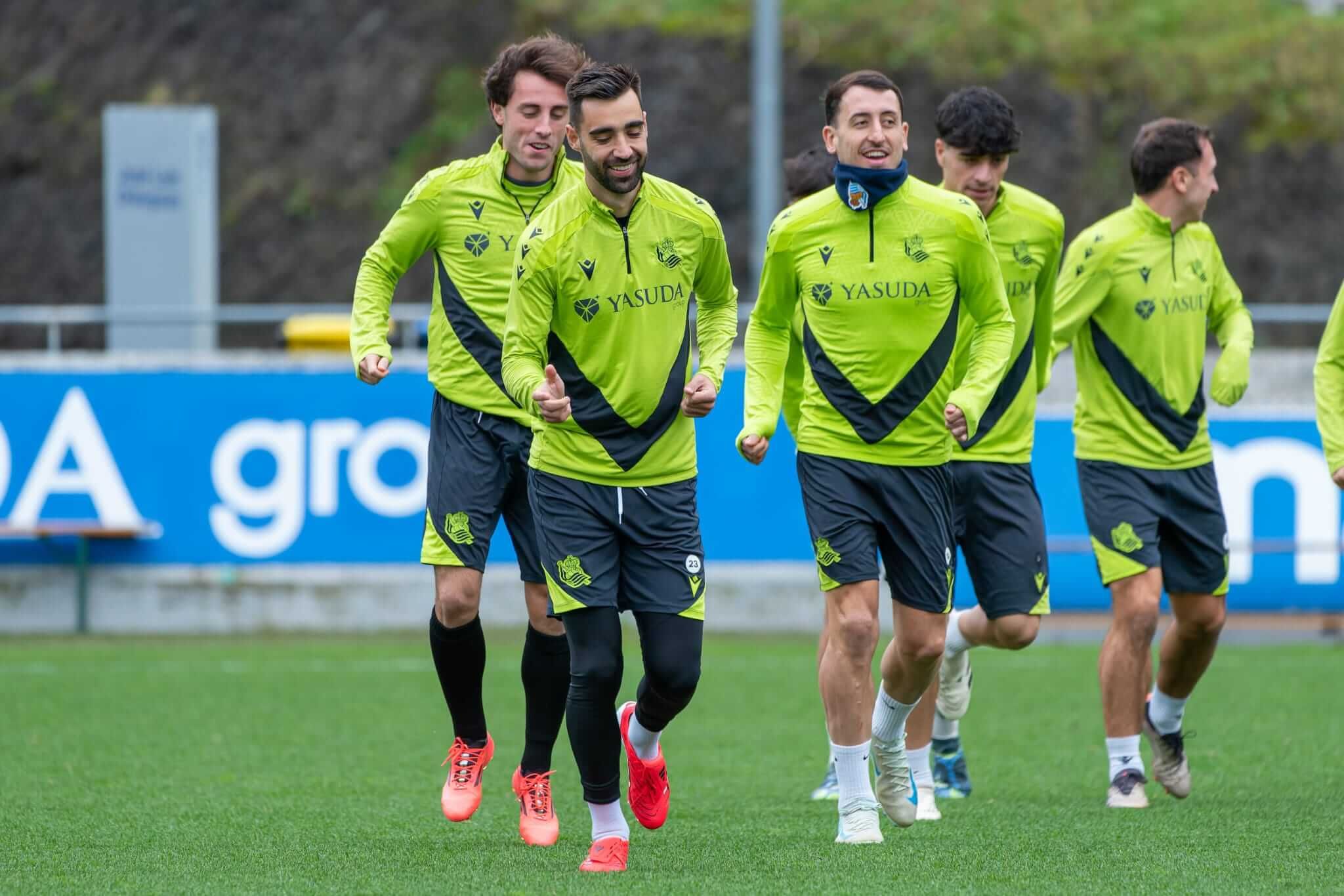 Odriozola, Brais y Oyarzabal, en un entrenamiento de la Real Sociedad en Zubieta (Foto: Giovanni Ba