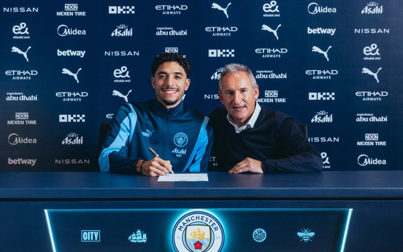  Omar Marmoush, presentado en el Manchester City junto a Txiki Begiristain.
