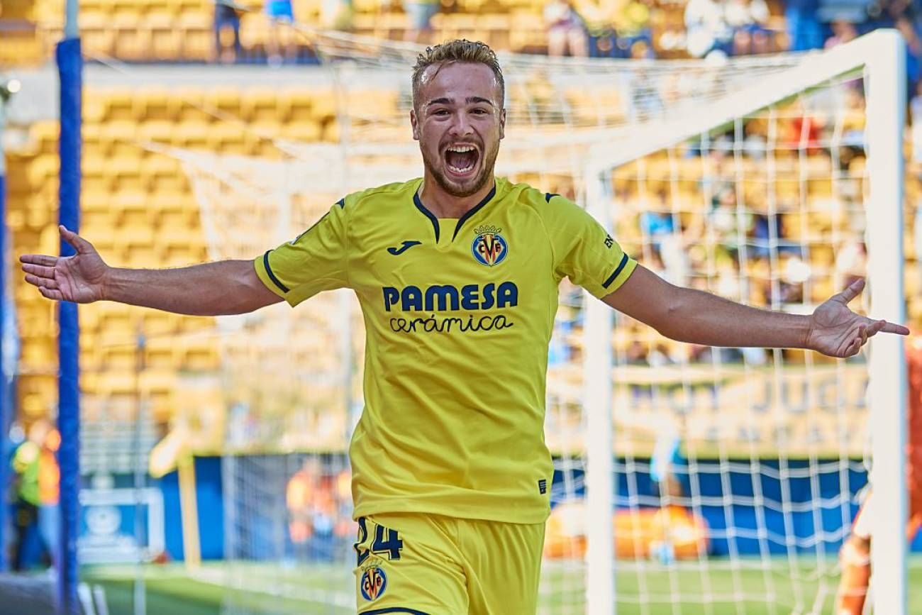 Ontiveros celebrando un gol con el Villarreal.