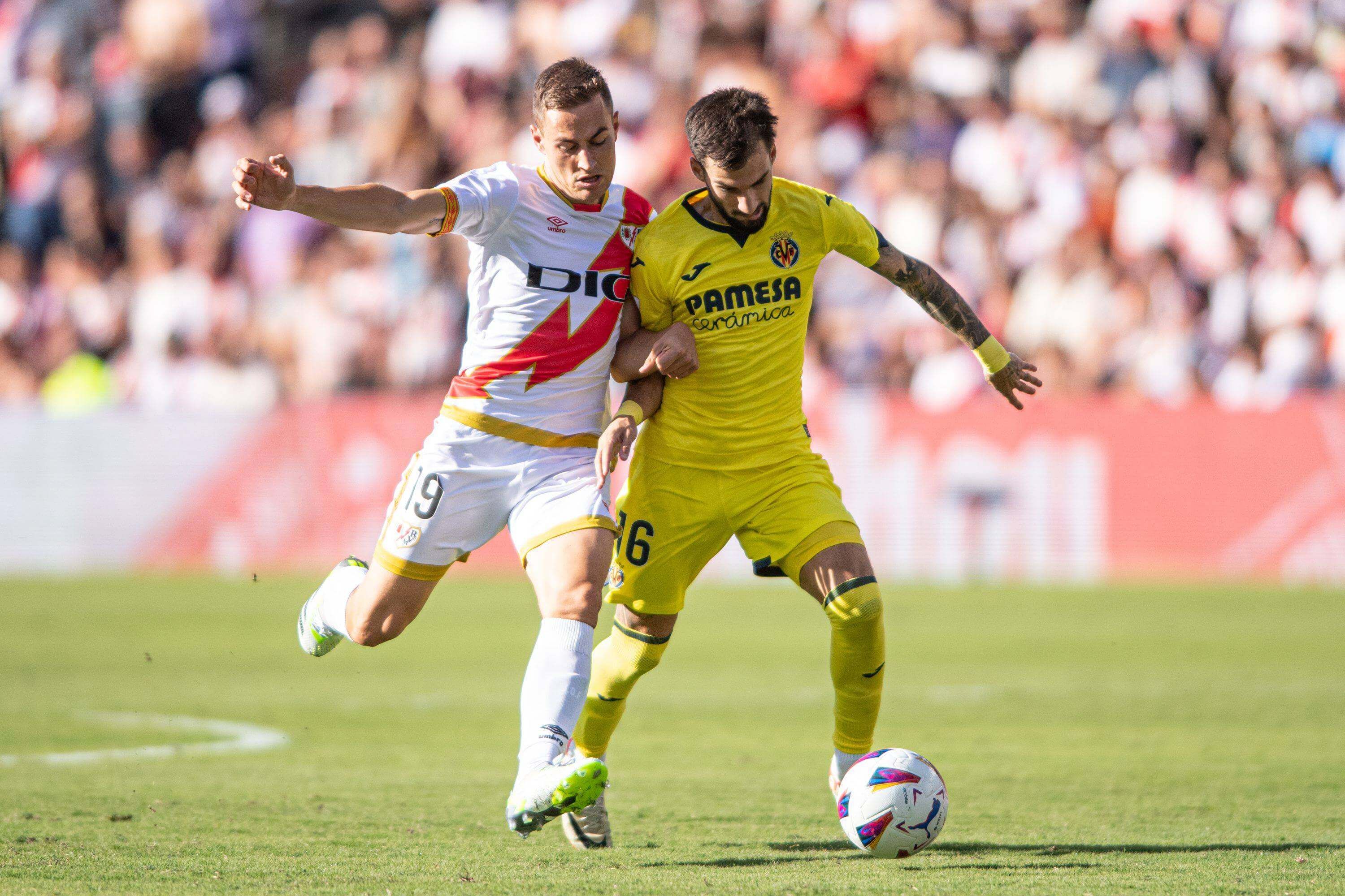 Álex Baena y De Frutos pelean un balón en el Rayo-Villarreal.