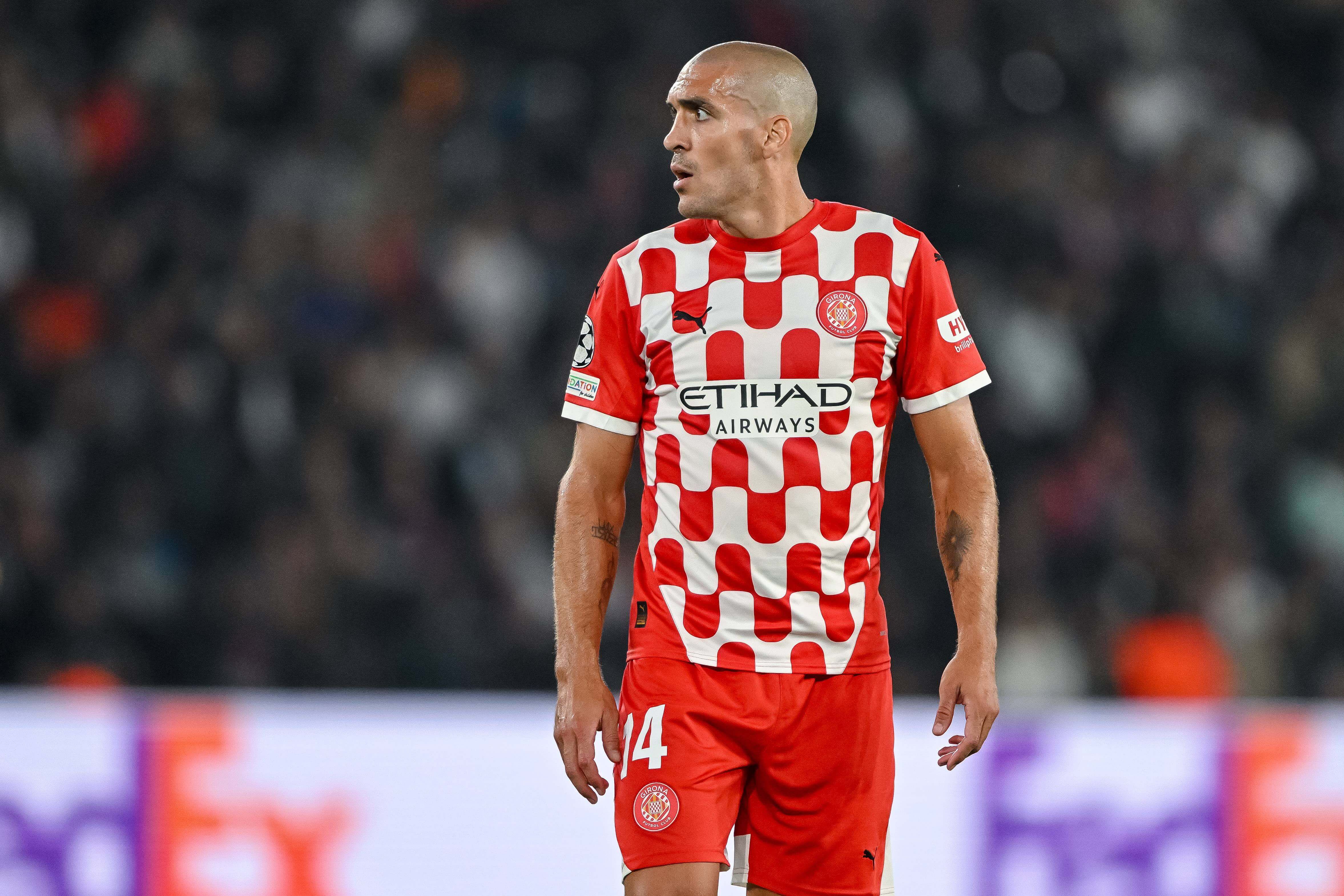  Oriol Romeu, en un partido con el Girona.