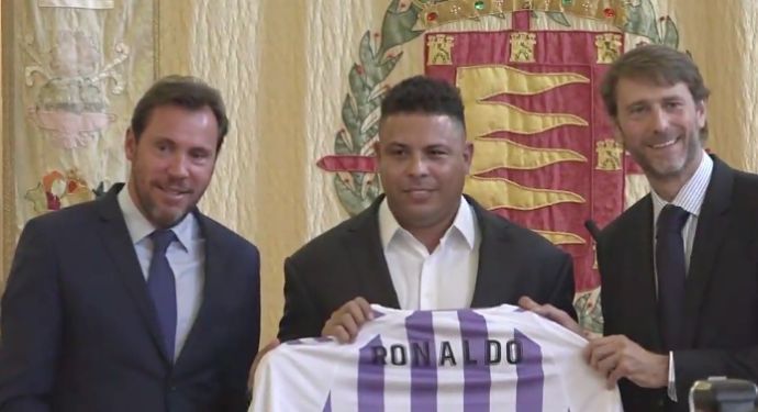  Óscar Puente, alcalde de Valladolid, junto a Carlos Suárez en la presentación de Ronaldo como máximo accionista del Real Valladolid.