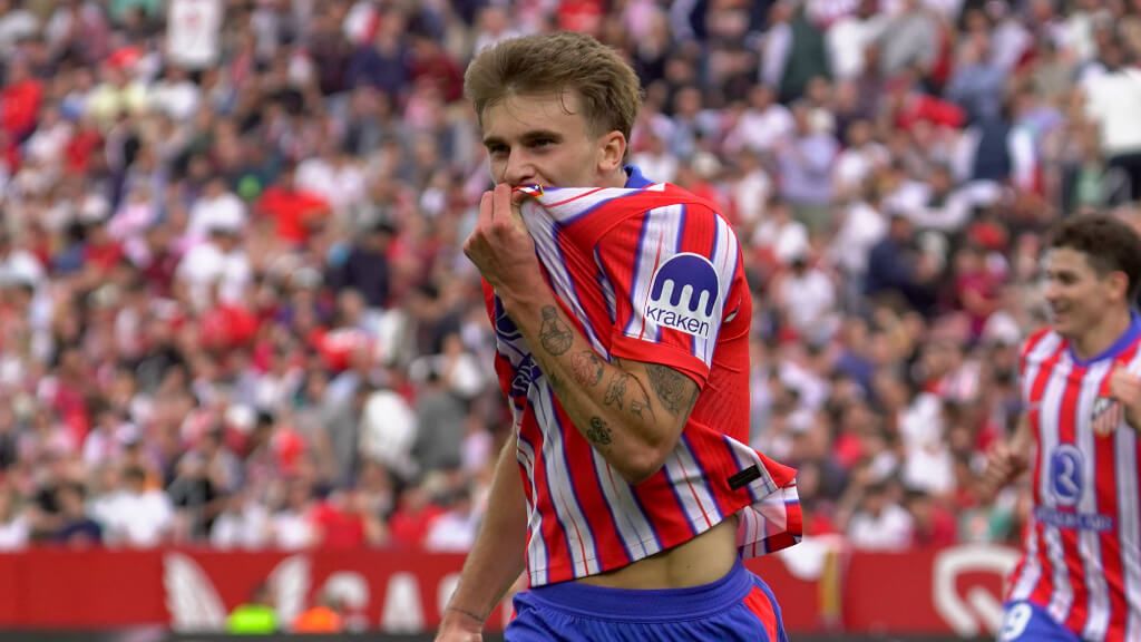  Pablo Barrios besando el escudo del Atlético de Madrid (Fuente: Cordon Press)