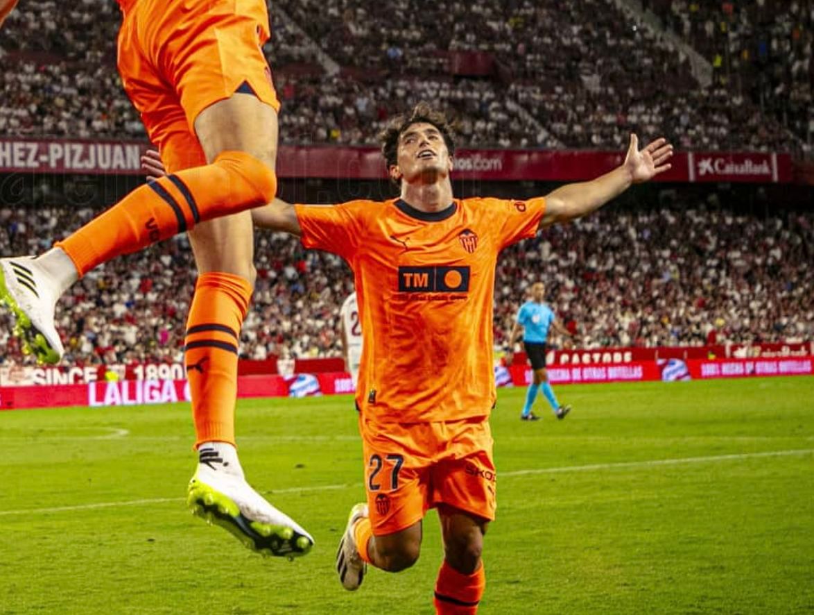 Pablo Gozálbez celebra el gol de Javi Guerra al Sevilla FC.