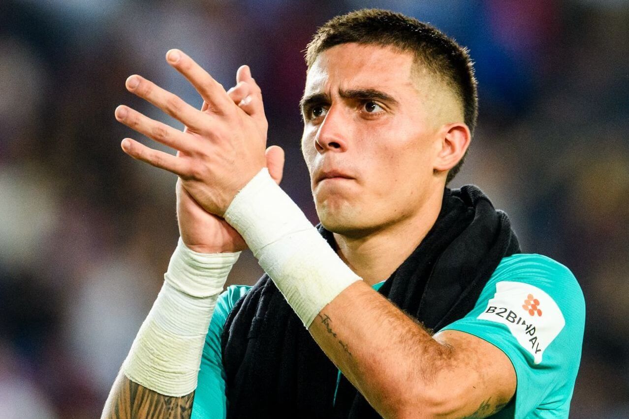  Aplausos del guardameta Alex Padilla tras hacer un partidazo en Montjuic ante el Barça.