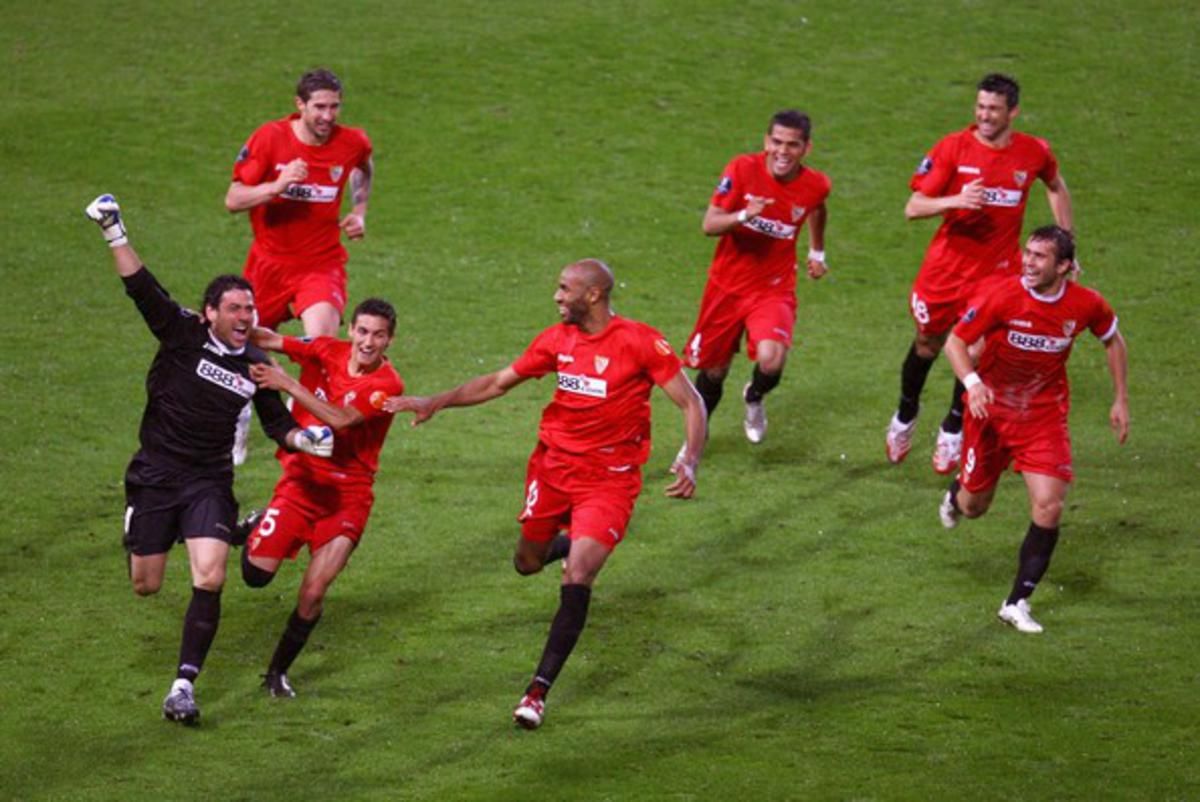  Palop celebra la UEFA del Sevilla en Glasgow.