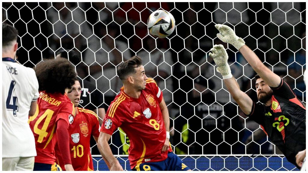  La parada de Unai Simón antes de la salvada de Olmo (CordonPress)