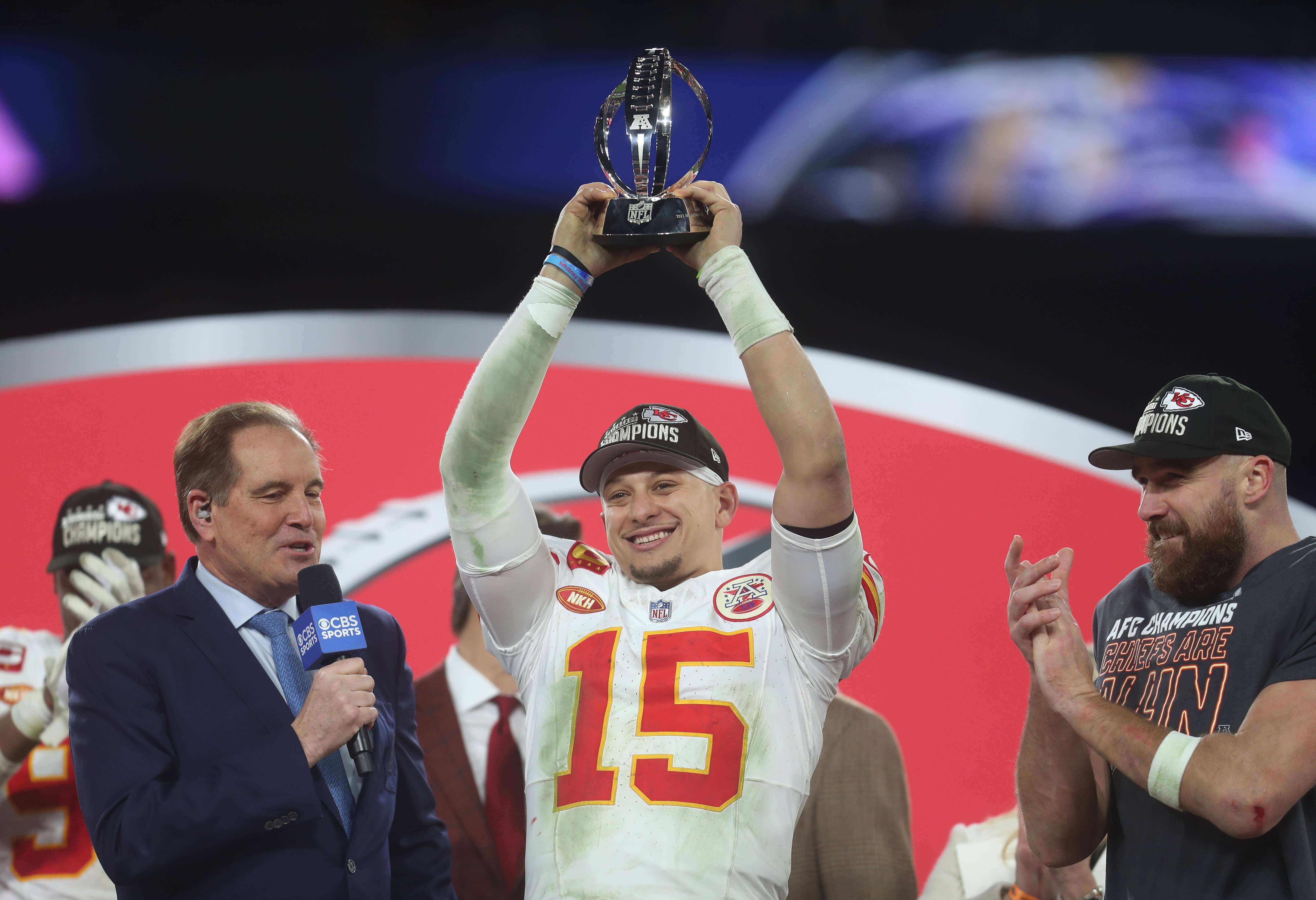  Patrick Mahomes levanta el trofeo Lamar Hunt, que acredita a los Chiefs como campeones de la AFC (Cordon Press)