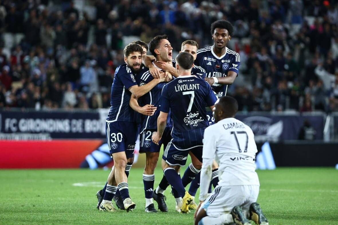 Los jugadores del Girondins celebran un gol de Pedro Díaz.