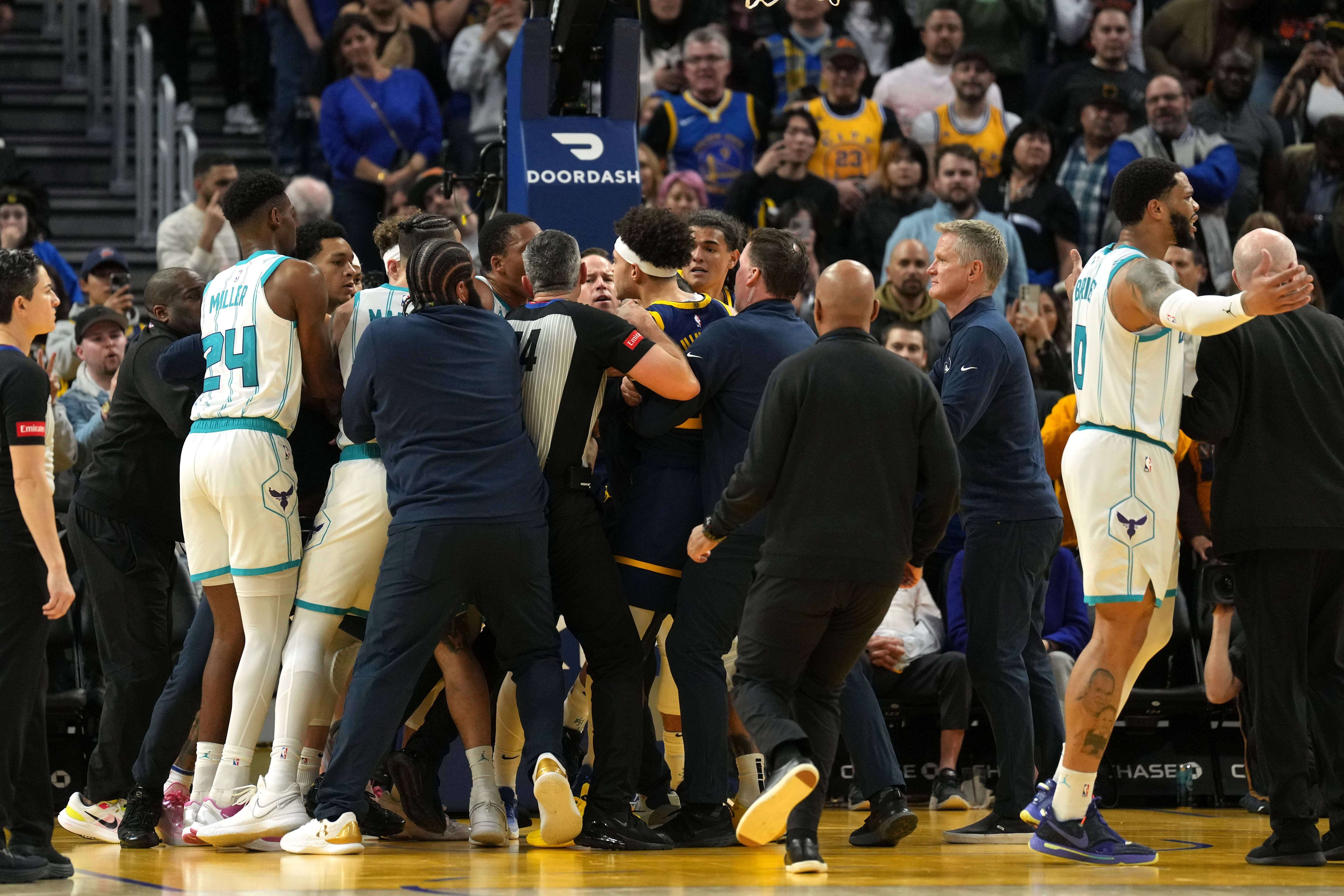  Pelea entre los jugadores de Hornets y Warriors en la NBA.
