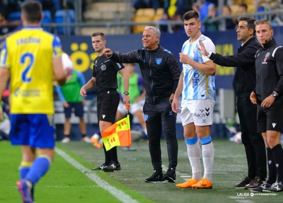 Pellicer, dando instrucciones en el Cádiz-Málaga junto a Castel.
