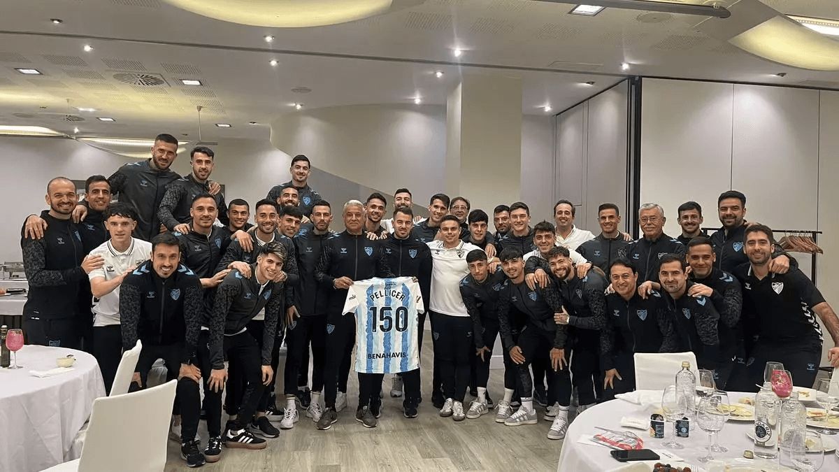  Plantilla, staff y directiva junto a Pellicer tras cumplir 150 partidos.