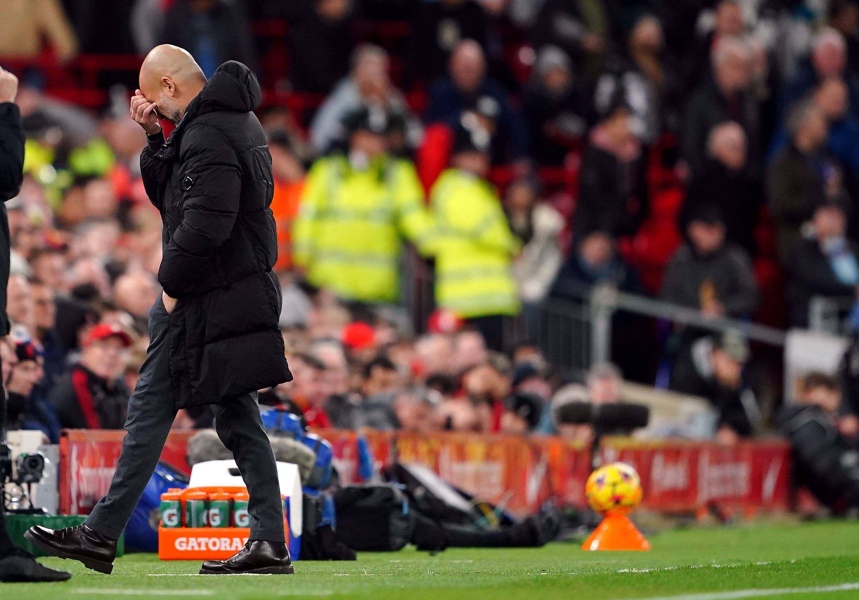  Pep Guardiola, cabizbajo en el Liverpool-City.