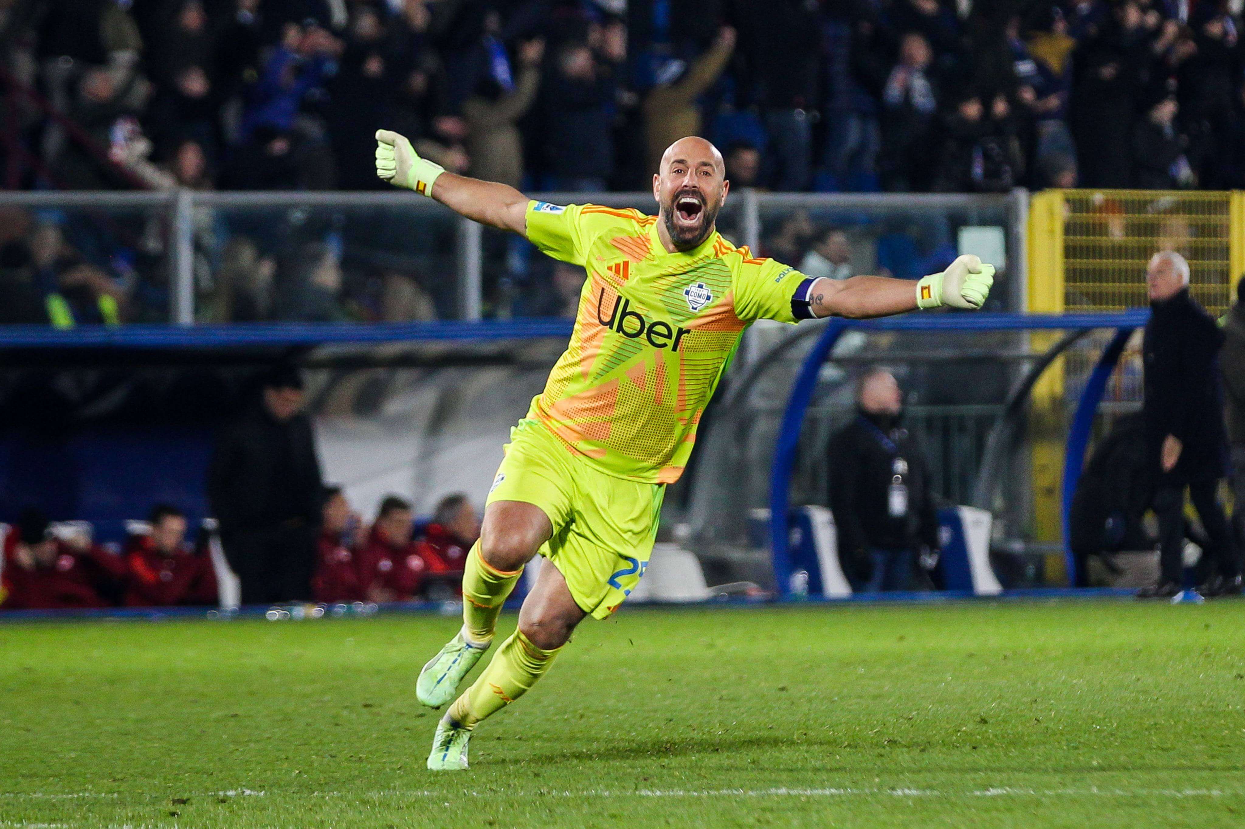  Pepe Reina celebra un gol del Como.