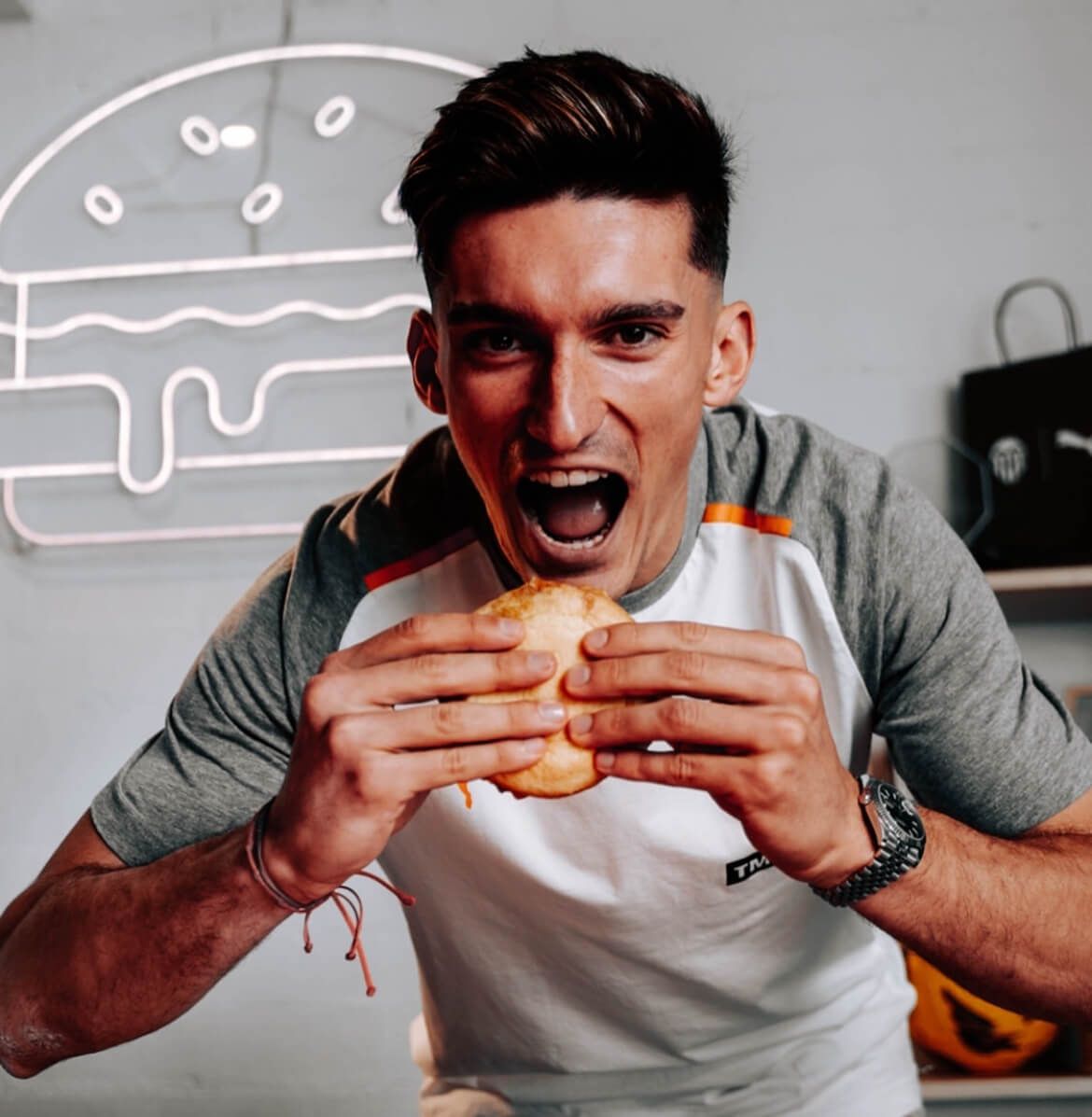  Pepelu se come su hamburguesa.