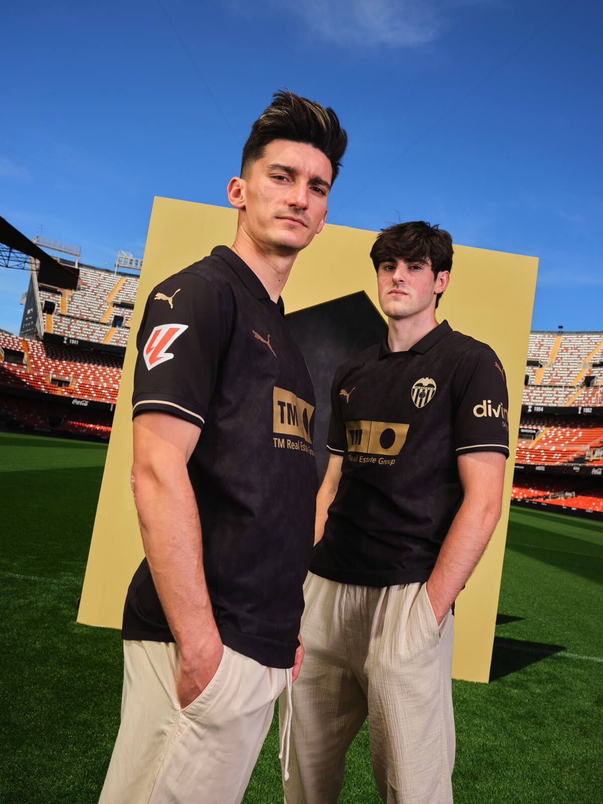 Pepelu y Javi Guerra, con la segunda camiseta 2024/25 del Valencia CF.