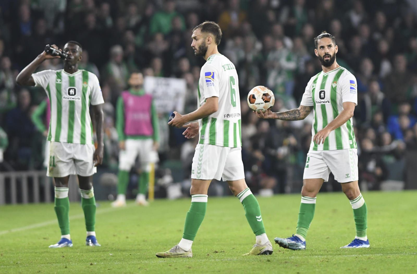 Pezzella, ante el Aris (Foto: Kiko Hurtado)