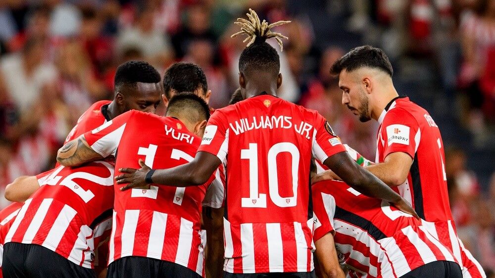  Piña de los jugadores del Athletic en el duelo europeo ante el Slavia de Praga en San Mamés.