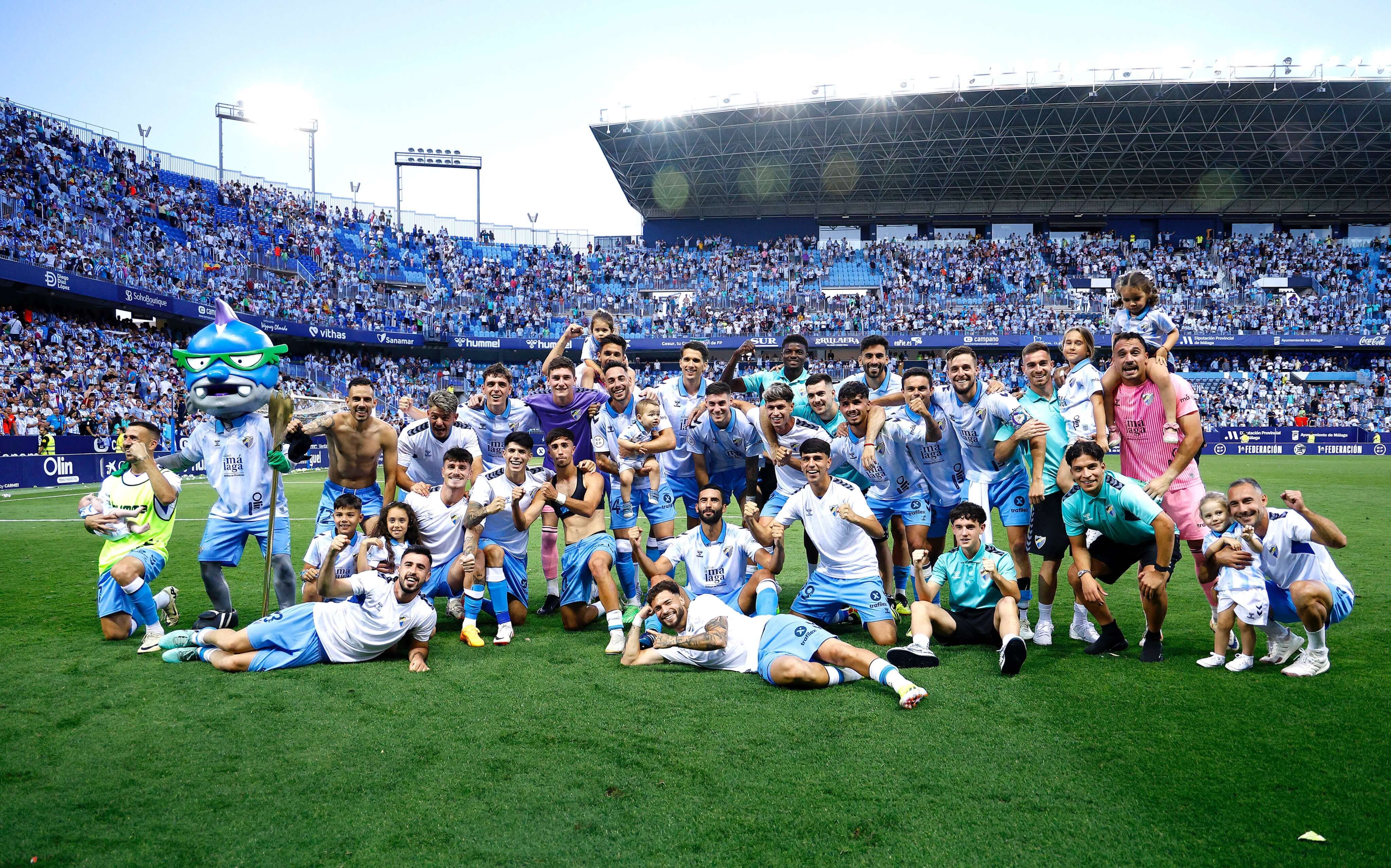 La plantilla celebra el pase a la ronda final en La Rosaleda.