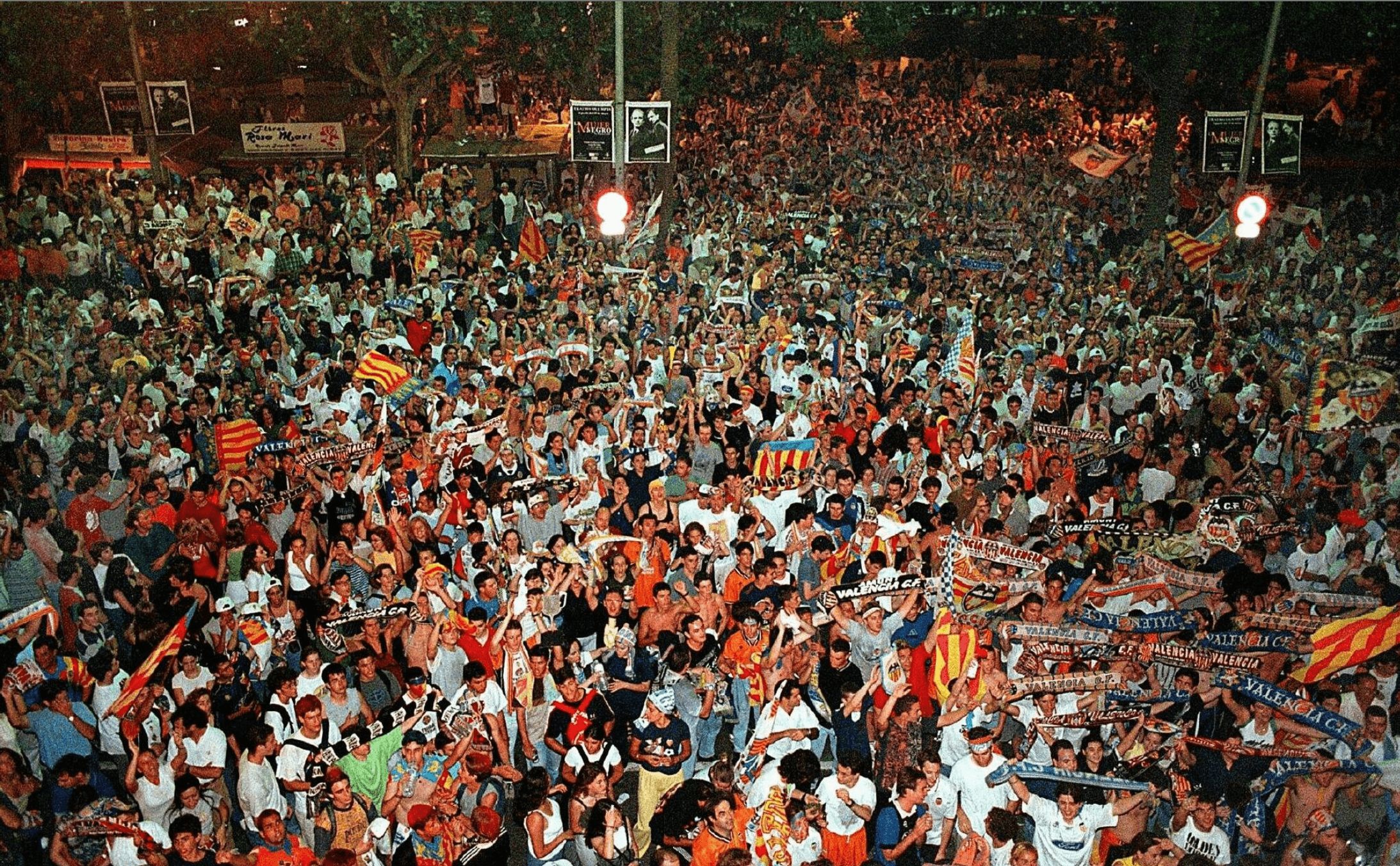  Plaza del Ayuntamiento abarrotada para celebrar la Copa del 99 lograda por el Valencia CF