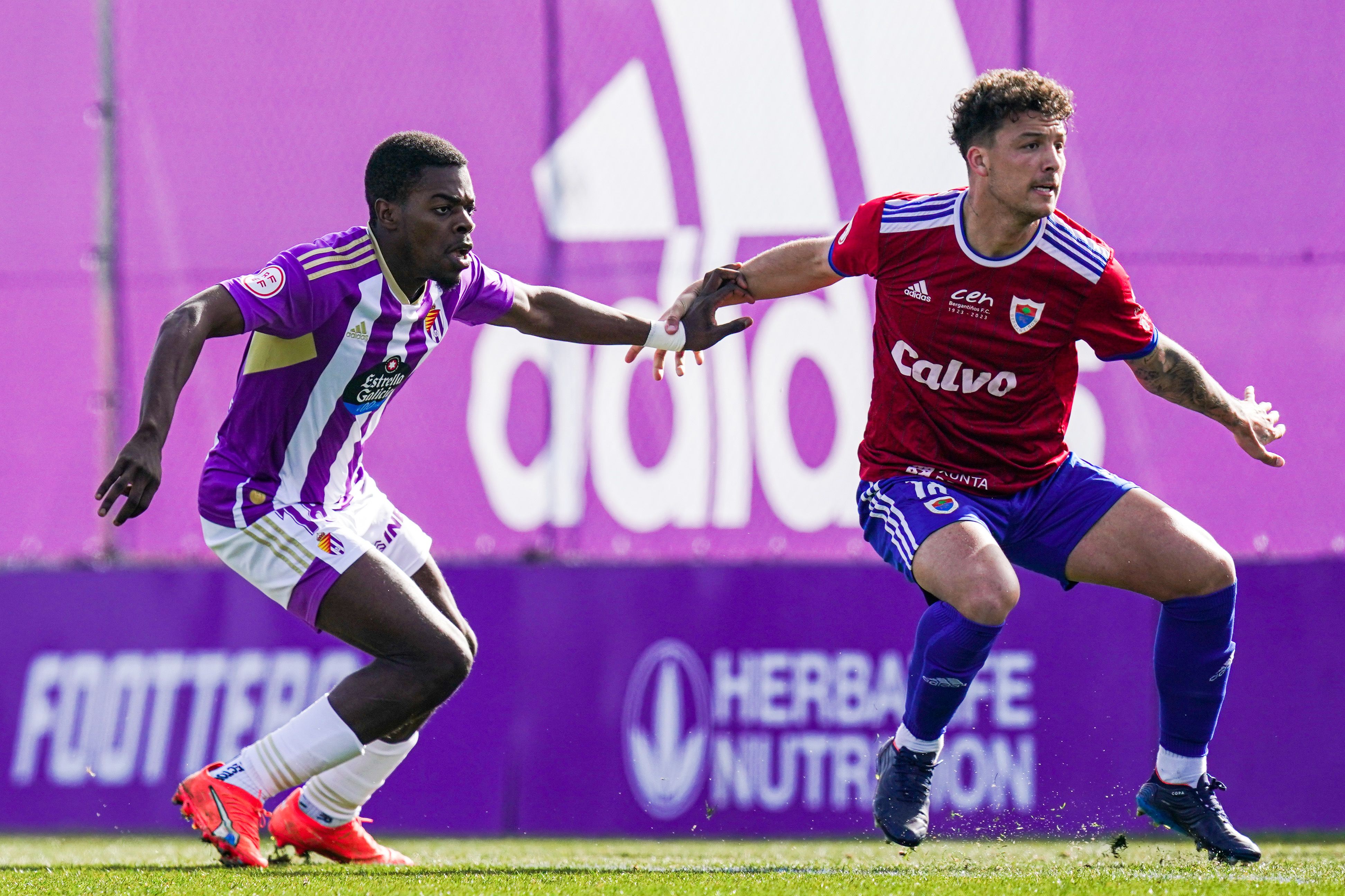  Cédric, en una pugna ante el Bergantiños.