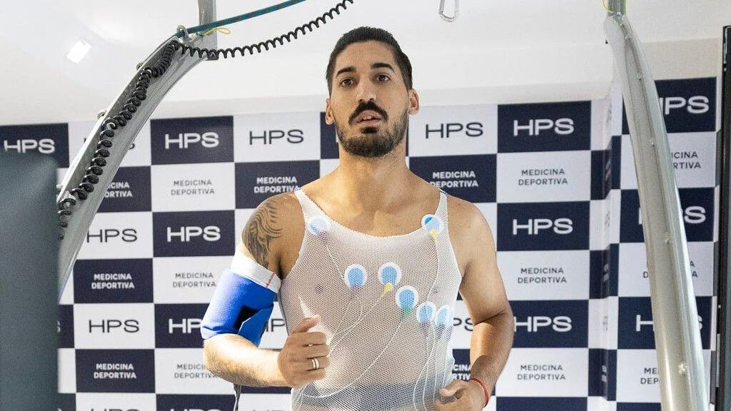  Álvaro Valles, pasando reconocimiento médico con Las Palmas.