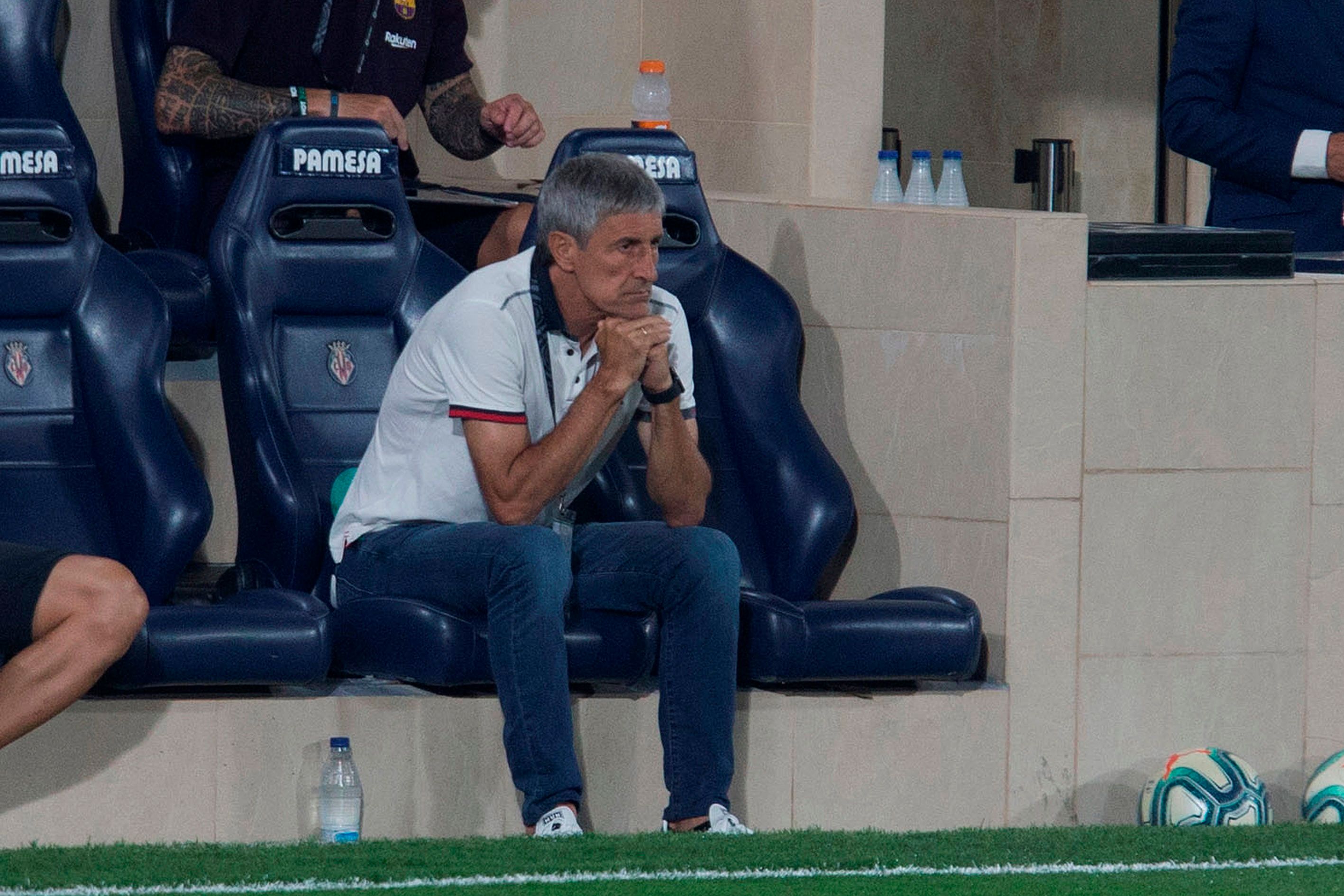  Quique Setién, sentado en el banquillo del Estadio de La Cerámica.