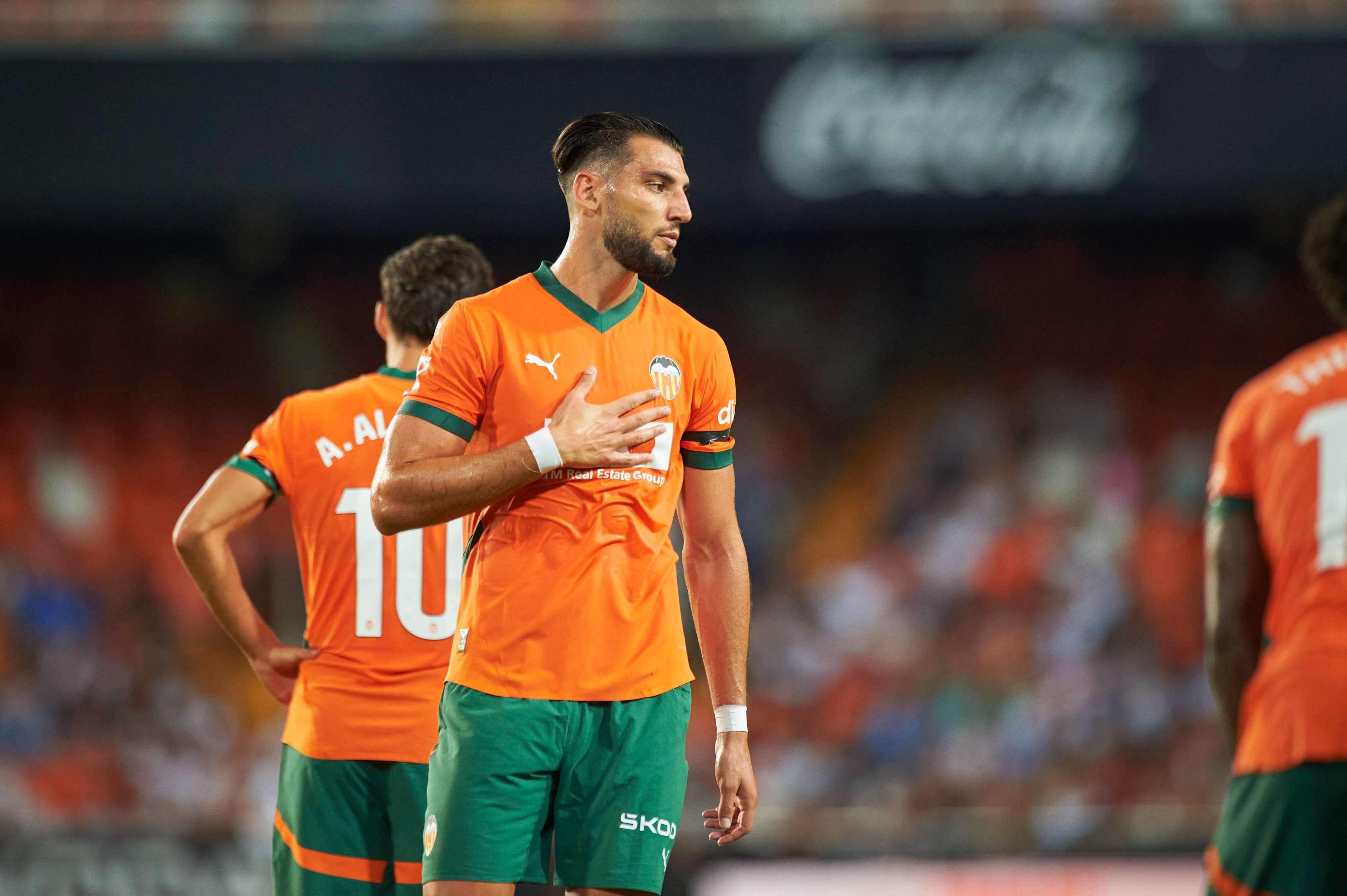  Rafa Mir, en un partido con el Valencia CF.