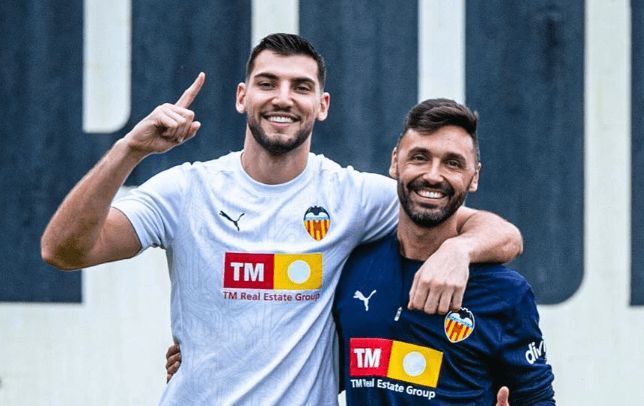 Rafa Mir con un recuperador del Valencia CF