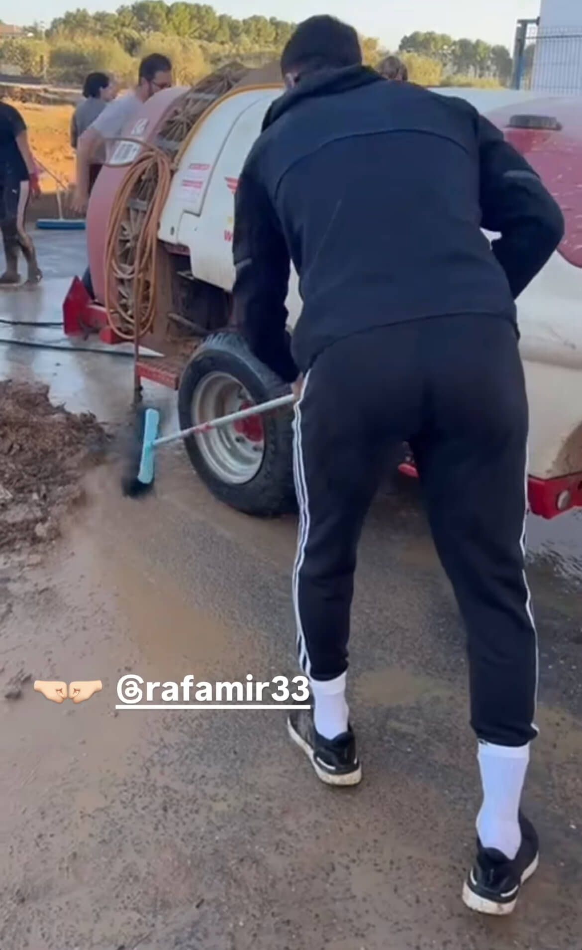 Rafa Mir se baja al barro para ayudar a los afectados por la DANA.