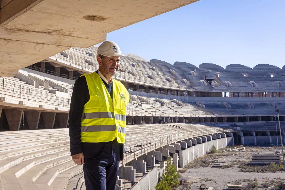  Rafael Louzán visita el Nou Mestalla, futura sede del Mundial 2030