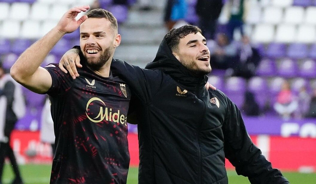  Ramón Martínez celebra con Isaac Romero la victoria en el Valladolid-Sevilla.